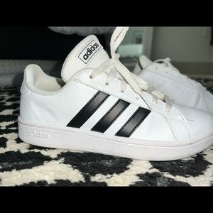Women’s adidas grand court sneaker. Size 6
